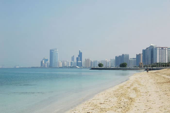 La playa de Le Corniche en Abu Dabi