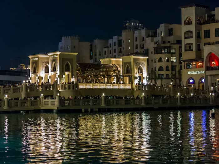 El puente que conecta el Souk Al Bahar con el Dubai Mall