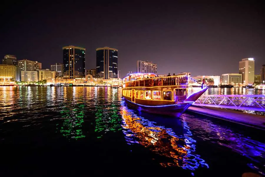 Paseo de Dubái en barco