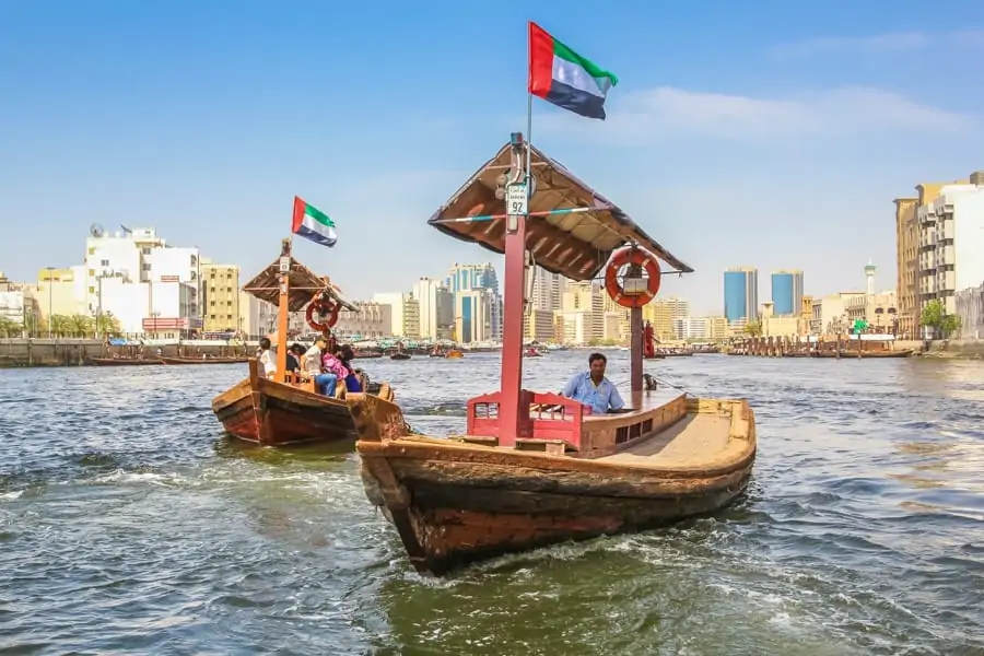 Paseo por el Dubai Creek en abra