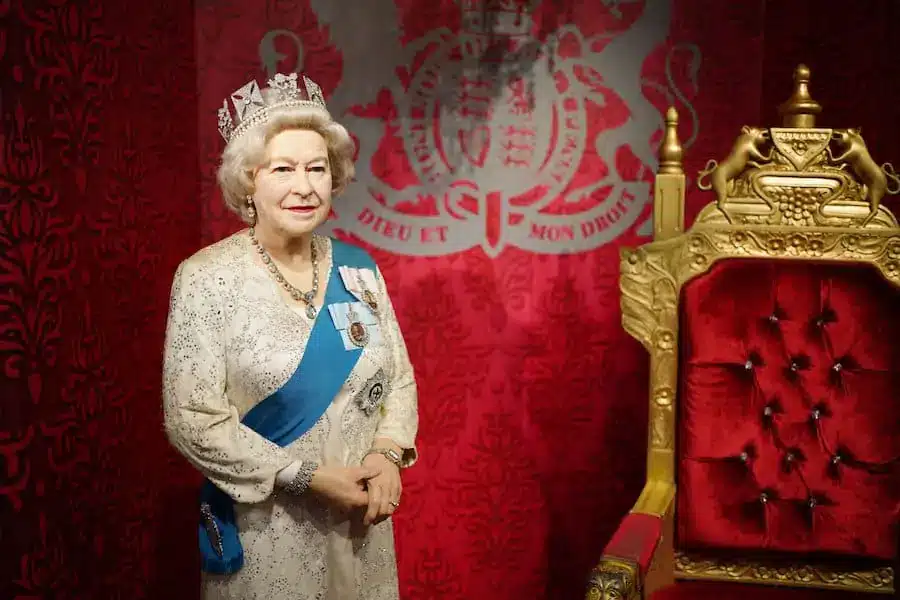 La reina Isabel en el Museo de Cera de Dubái
