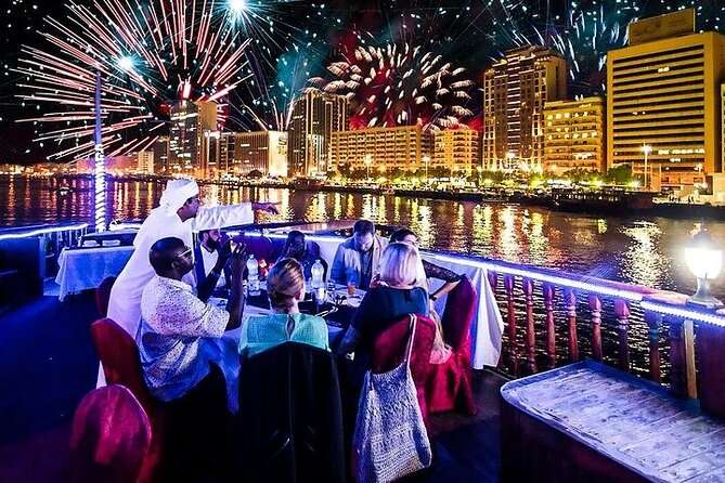 Crucero de fin de año en Dubái con vistas a los fuegos artificiales